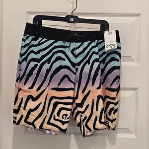 Billabong Men's Sundays Pro Boardshorts, NWT, Size 34 Mid Length
